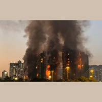 Bombeiros concluem combate ao incêndio em complexo residencial em Hong Kong 128 pessoas morreram