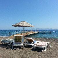 Sıcacık çam kokusu, ılık deniz kokusu ve hafif rüzgarı duyamazsın belki ama şu sesi dinlemen mümkün