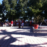 Kendi 30 Ağustos şiirini okuyan kadın