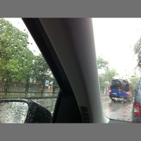 Araba içinde Mayıs yağmuru