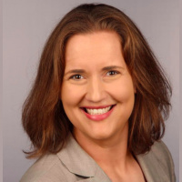 Karen Freberg Teaches Us About the Pros and Cons of Using Social Media 