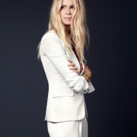 Elle Macpherson Makes Her Own Nut Milk