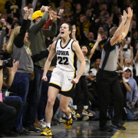 Caitlin Clark setting the bar in womens sports