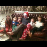 @rjwilliams44 reads the night before Christmas to 5 cousins, 2 dogs, 2 grandparents  4 parents