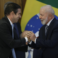 Lula se reúne com Hugo Motta e ministros para negociar pacote fiscal