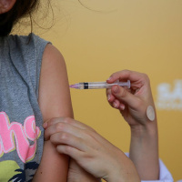 Procura por vacina da Gripe cresce e postos de saúde registram fila em SP