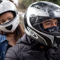 Apesar de suspensão determinada pela Justiça, Uber e 99 mantêm serviço de mototáxi em SP