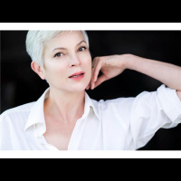 I am happy to welcome back actor, writer and producer Elizabeth Gracen!