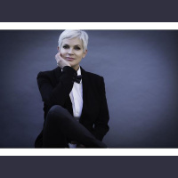 Chatting With Sherri is so happy to welcome Highlander Star Elizabeth Gracen!