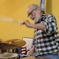 Der auf dem Schlagzeug singt: Bill Elgart, Jazzdrummer aus Ulm