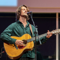 „Es gibt keinen Plan B…“ – der Singer-Songwriter Paul Holland