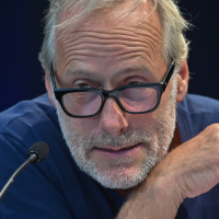 Wolfram Koch als wütender Nachrichtenmoderator