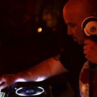 Essential deLuxe 1072