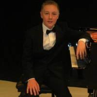 Sebastian Iivonen soittaa pianolla itseään maailmalle