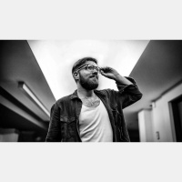 Promoción el ascenso de un hombre