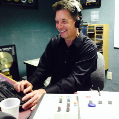 Sundays @ 5 Hosted By Verne Hill