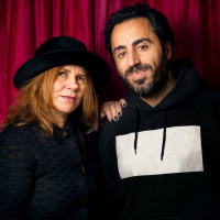 Katarina Hahr möter ståuppkomikern Özz Nûjen i ett samtal om respekt 