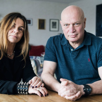 Katarina Hahr möter journalisten Robert Aschberg i ett samtal om rädsla