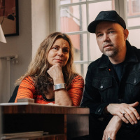 Katarina Hahr möter artisten Tomas Andersson Wij i ett samtal om föräldraskap 