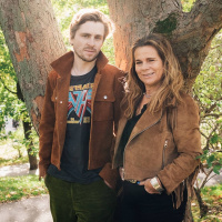 Katarina Hahr möter skådespelaren Sverrir Gudnason i ett samtal om avund