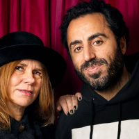 Katarina Hahr möter ståuppkomikern Özz Nûjen i ett samtal om respekt