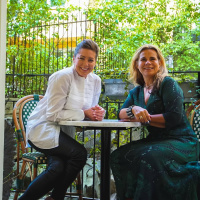 Katarina Hahr möter skådespelaren Jennie Silfverhjelm i ett samtal om bekräftelse