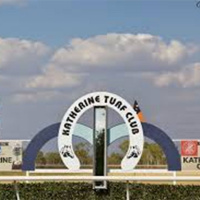 Katherine Turf Club NT President Paul Mullins chats to Andrew Kuuse