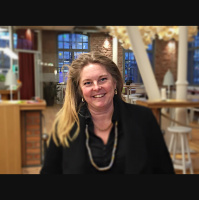 43 Hon sålde JAS 39 Gripen med entreprenörskap