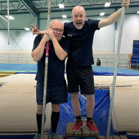 Persson och Marhlo testar stavhopp