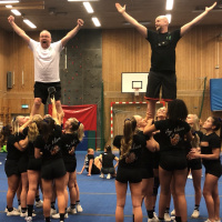 Persson och Marhlo testar cheerleading