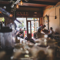 La buena vida. EL CAFÉ ESA BEBIDA SOCIAL, QUE AÚN PUEDE SORPRENDERTE.