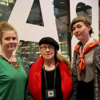 Valkoiset naiset suklaapalloja katsomassa