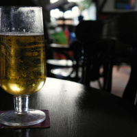 Palestinian activist confronts Israeli man at a hotel bar