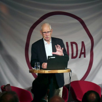 Nils Holme legger frem IFO-rapport