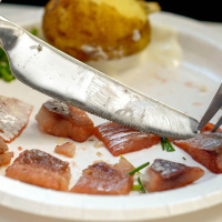 Vi kan äta sill potatis men inte köttbulle och makaron