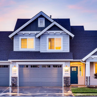 Vad är fel med meningen “Vardagsrummet huserar en öppen spis”?