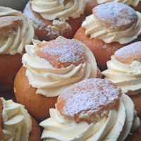 Semla + tallrik + varm mjölk = hetvägg. Men varför heter det så?