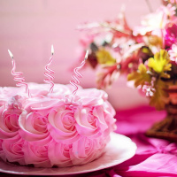 Sockerchock med marängsviss, fromage och tårtor