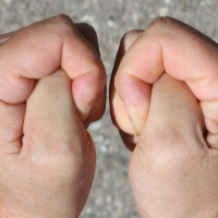 Hålla tummarna och tummen ur