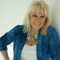 Españoleando  Con la Gente que me gusta Carmelo Santillán, Perros guías , Efemérides, Amaya Doctor Honoris, llegó el verano y tertulia