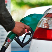 El litro de gasolina rebasa al dólar