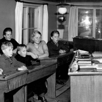 Sveriges riksdag löser skolans kris