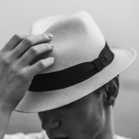 O Homem do Chapéu Branco