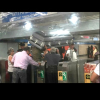 Que Bonito: Personas ingresan al Metro con ataúd por no tener dinero para el flete