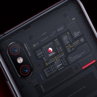 Xiaomi Mi 8 Pro con su carcasa transparente atrae miradas por fuera y por dentro