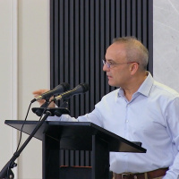 Escucha, detente y considera