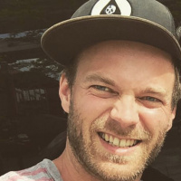 Johannes Graf // Fotograf mit Hand am Drücker