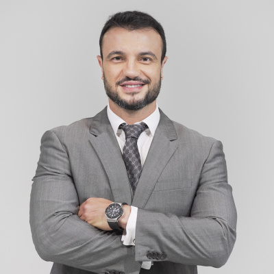 Dr. Adriano Medeiros