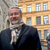 Vain hetkeksi piti jäädä: 1980-luvun permanentti ja värilliset vaatteet veivät vanhan punkkarin hautaan