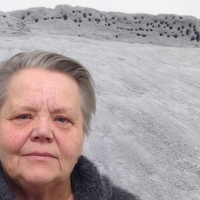 Dokumentti: Valokuvaaja Tuija Lindström kuviensa edessä